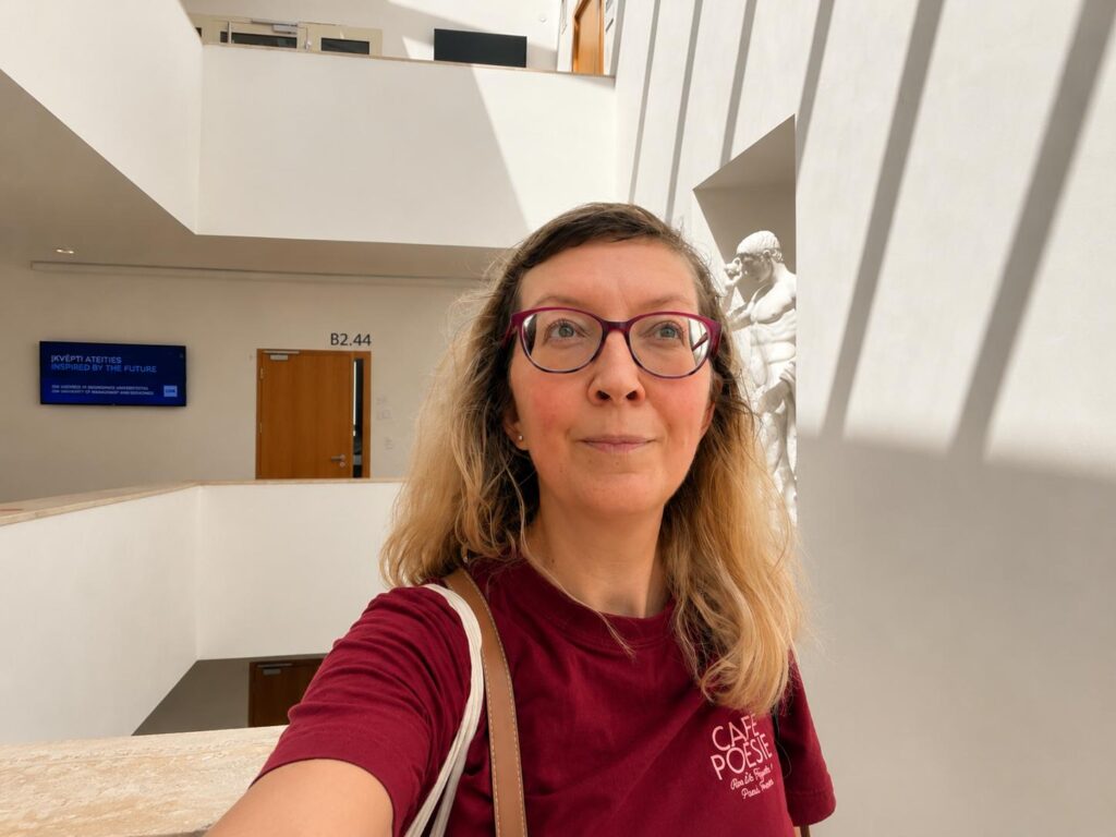 Psychoterapeutka Veronika Okoduwa na KBT konferenci 2026 na Masarykově univerzitě v Brně