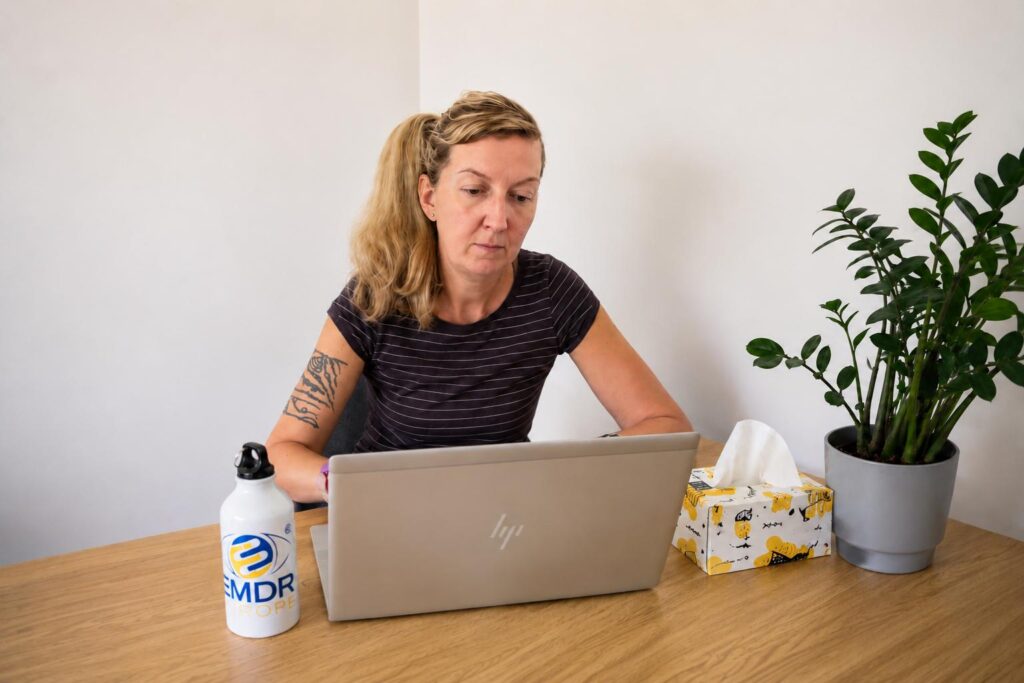 Veronika Okoduwa při online psychoterapii v pracovně